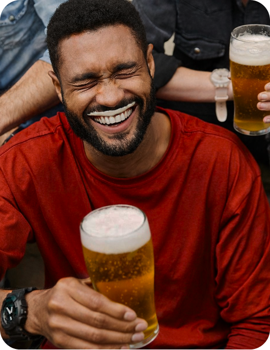 Cliente sorrindo com copo de chope